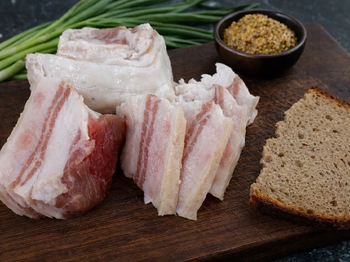 Сало соленое приготовлено в рассоле 1 кг